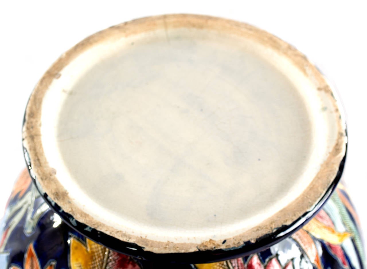 Große italienische Majolika-Vase mit Ständer (Moderne der Mitte des Jahrhunderts) im Angebot