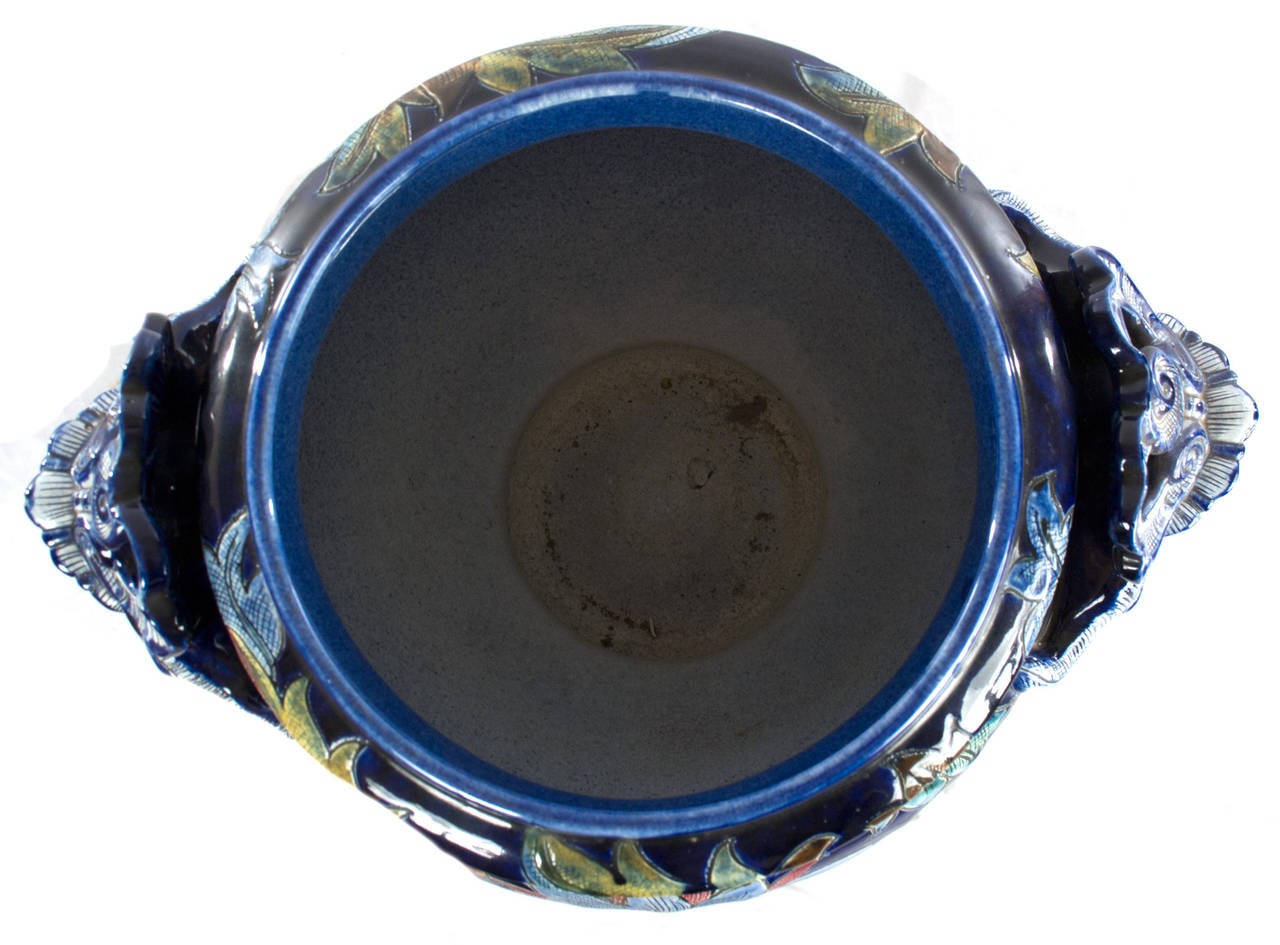 Große italienische Majolika-Vase mit Ständer (20. Jahrhundert) im Angebot