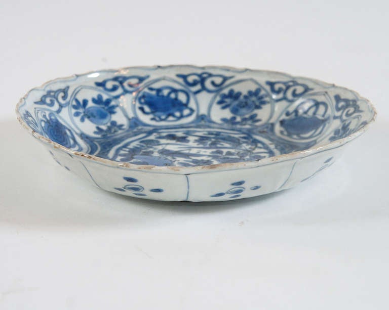 Kraak Ming Porcelain Blue and White Shallow Bowl - China, circa 1600 4
