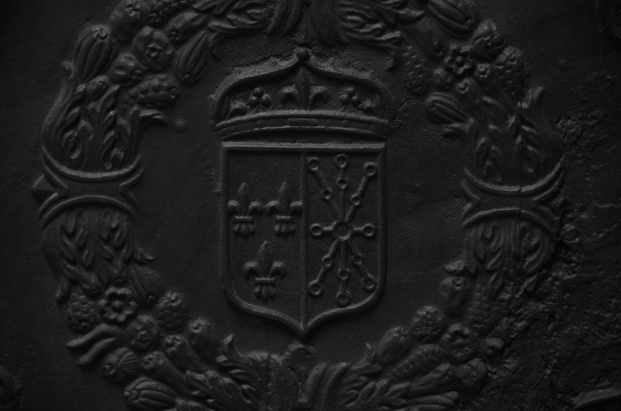 Very heavy and large French cast iron fireback. Displaying five coats of arms and the date; 1622.