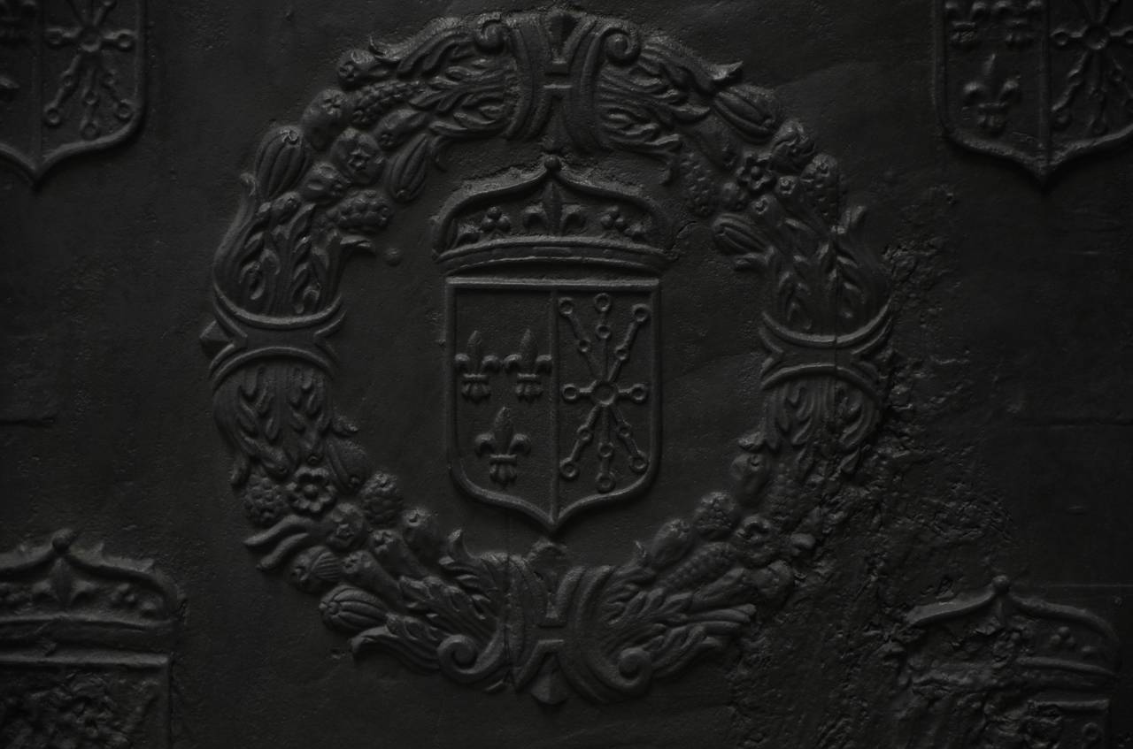 Français Grande plaque de cheminée française du 17ème siècle, Louis XIII en vente