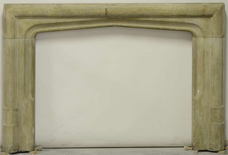 A low and wide sandstone Tudor fireplace, known provenance.

Opening measurements : 30.9 x 38 inch (height x width)