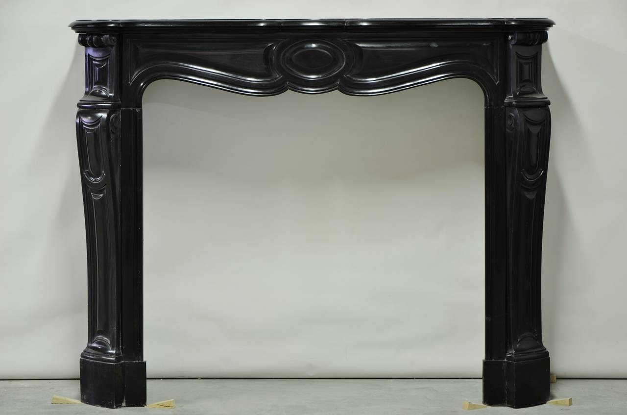 19th Century Black Marble French Louis XV Pompadour Style Fireplace Mantel In Excellent Condition In Haarlem, Noord-Holland