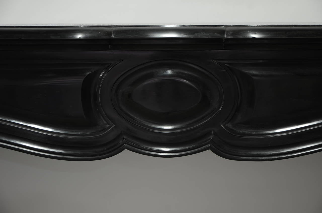 Antique decorative black marble Louis XV pompadour fireplace mantel.

Opening measurements : 33.9 x 36.6 inch (height x width).