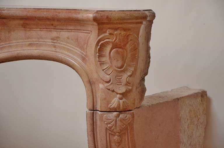 18th Century Limestone Louis XV Fireplace, France In Excellent Condition In Haarlem, Noord-Holland