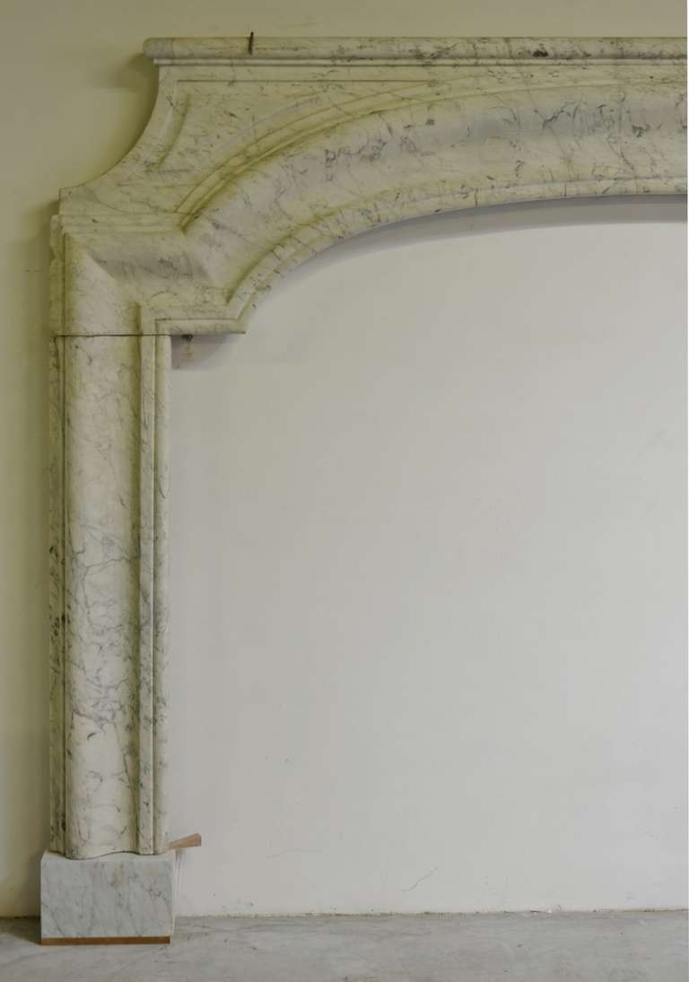 18th Century Dutch White Marble Bolection Fireplace Louis XIV In Good Condition For Sale In Haarlem, Noord-Holland