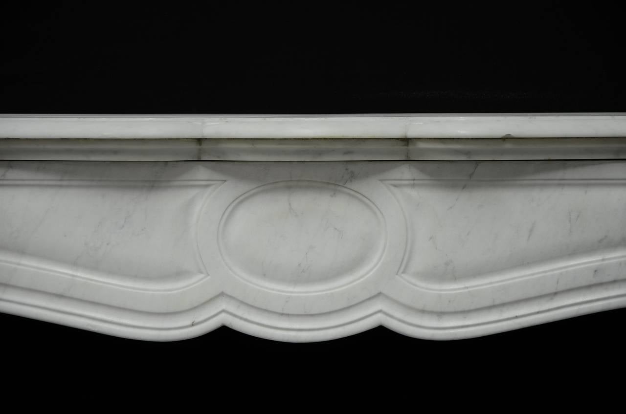 Good sized French Pompadour style fireplace.

Opening measurements : 33.4 x 31.6 inch (height x width).