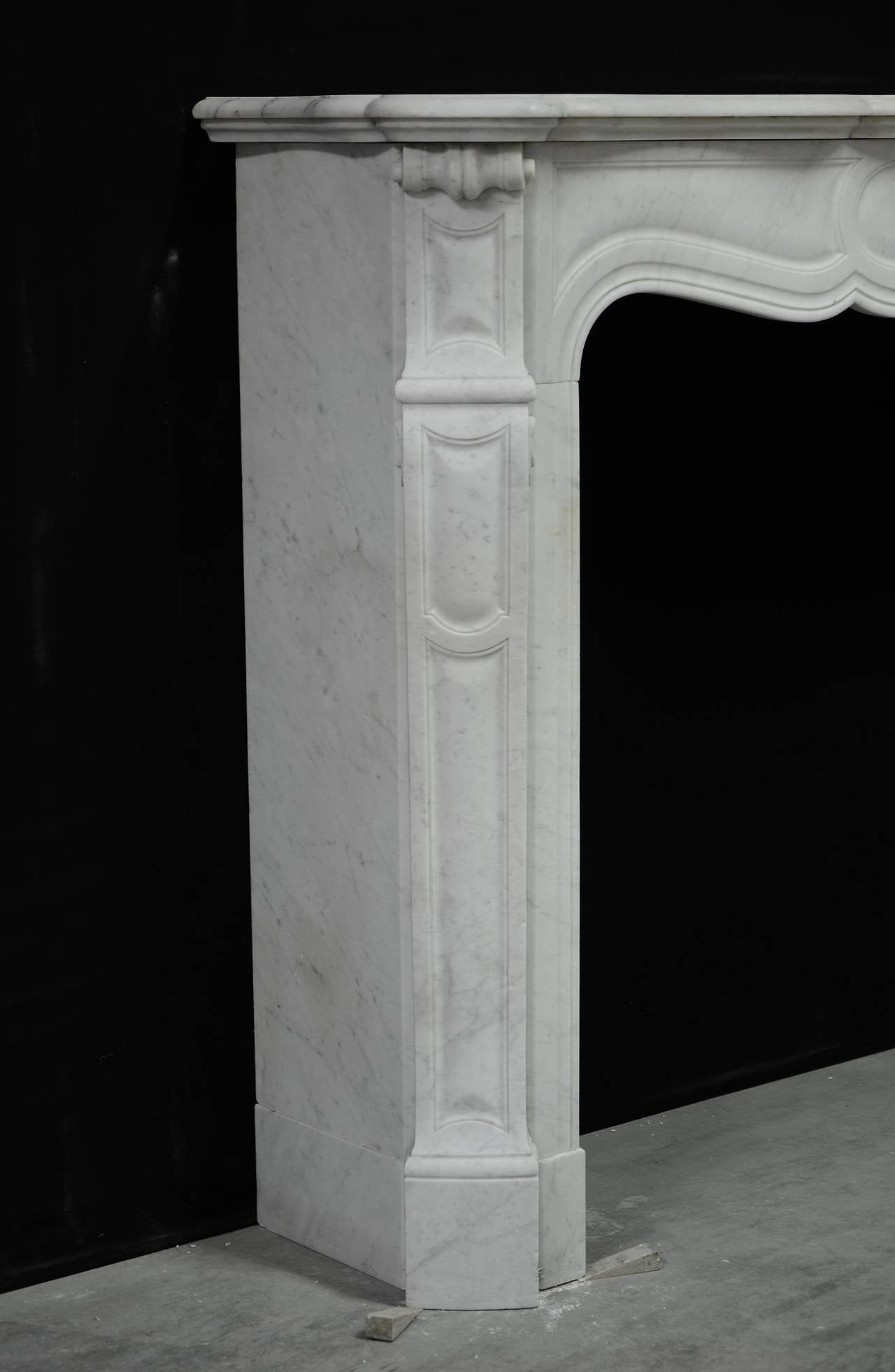 19th Century French Pompadour Style Fireplace in White Marble In Excellent Condition In Haarlem, Noord-Holland