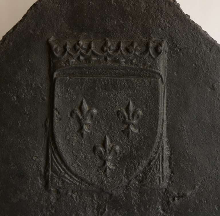 Large cast iron tapered fireback with coat of arms with 3 fleur de lis, perfect aged condition.
Manufactured at the end of  the 15th century. Gothic period