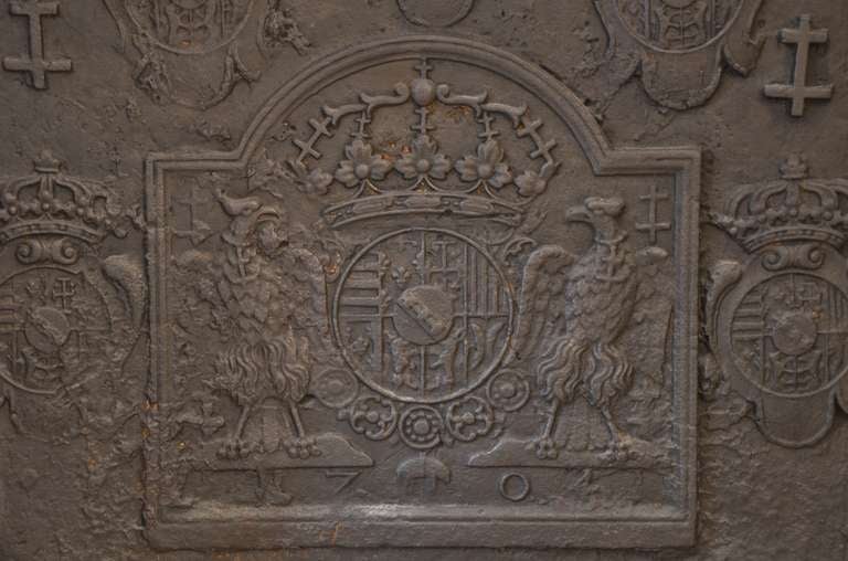 Large French fireback from the 18th century,
showing coat of arms of the Duke of Lorraine.
This fireback is dated 1704.

Perfect and usable condition.