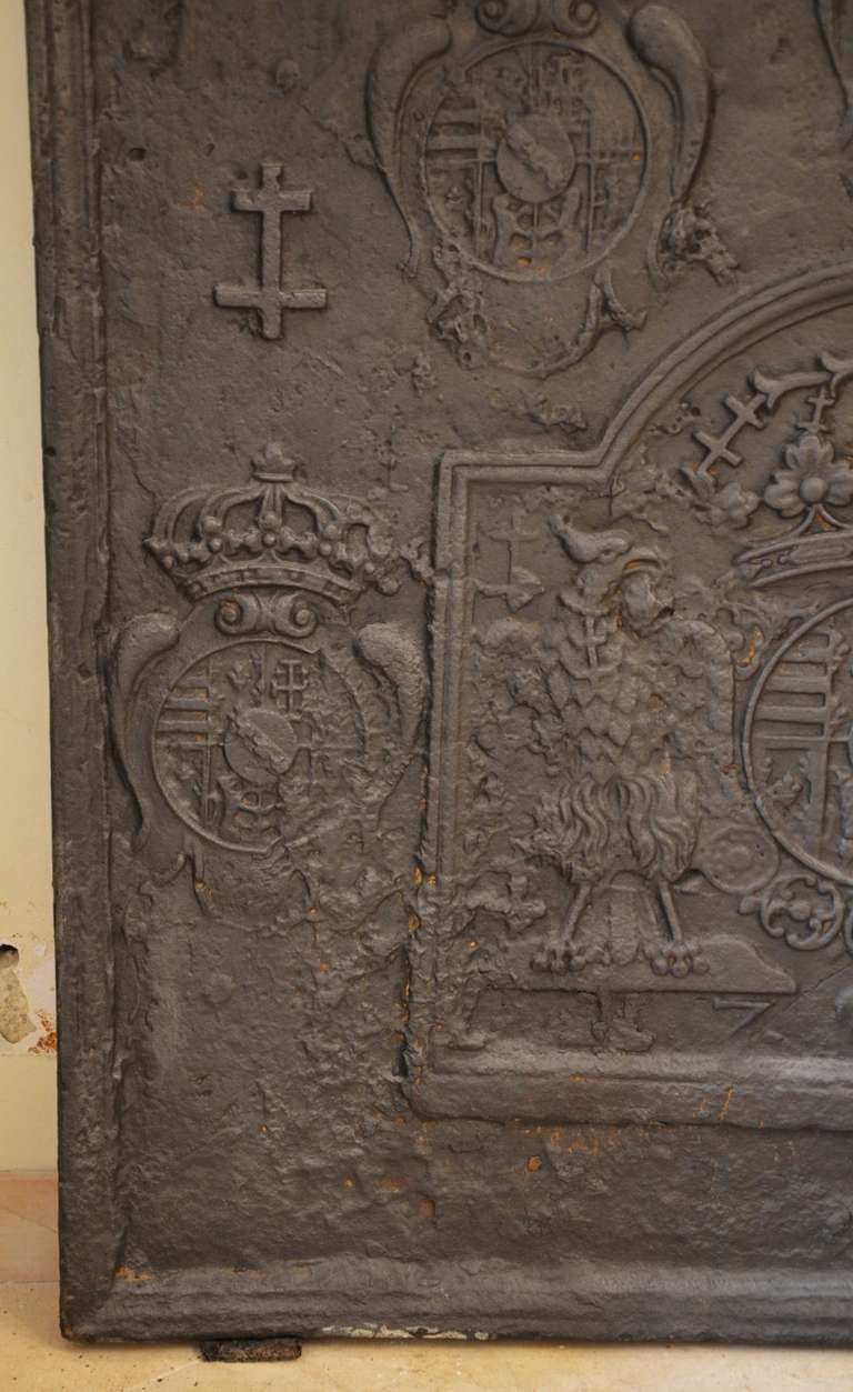 Français Grande plaque de cheminée du 18ème siècle - Manteau d'armoiries Lorraine de 1704