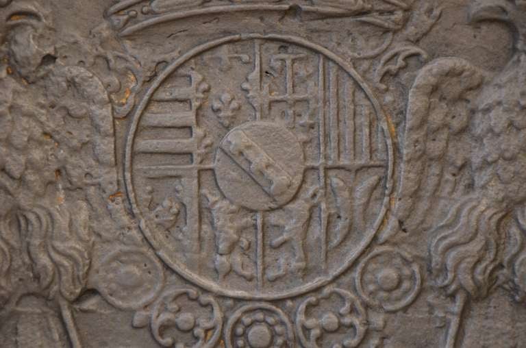 Fer Grande plaque de cheminée du 18ème siècle - Manteau d'armoiries Lorraine de 1704