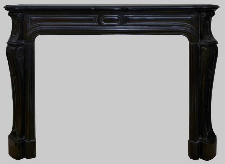 A Belgian black marble Louis XV pompadour mantelpiece from the 19th century.

Opening measurements : 34.3 x 38.6 inch (height x width)