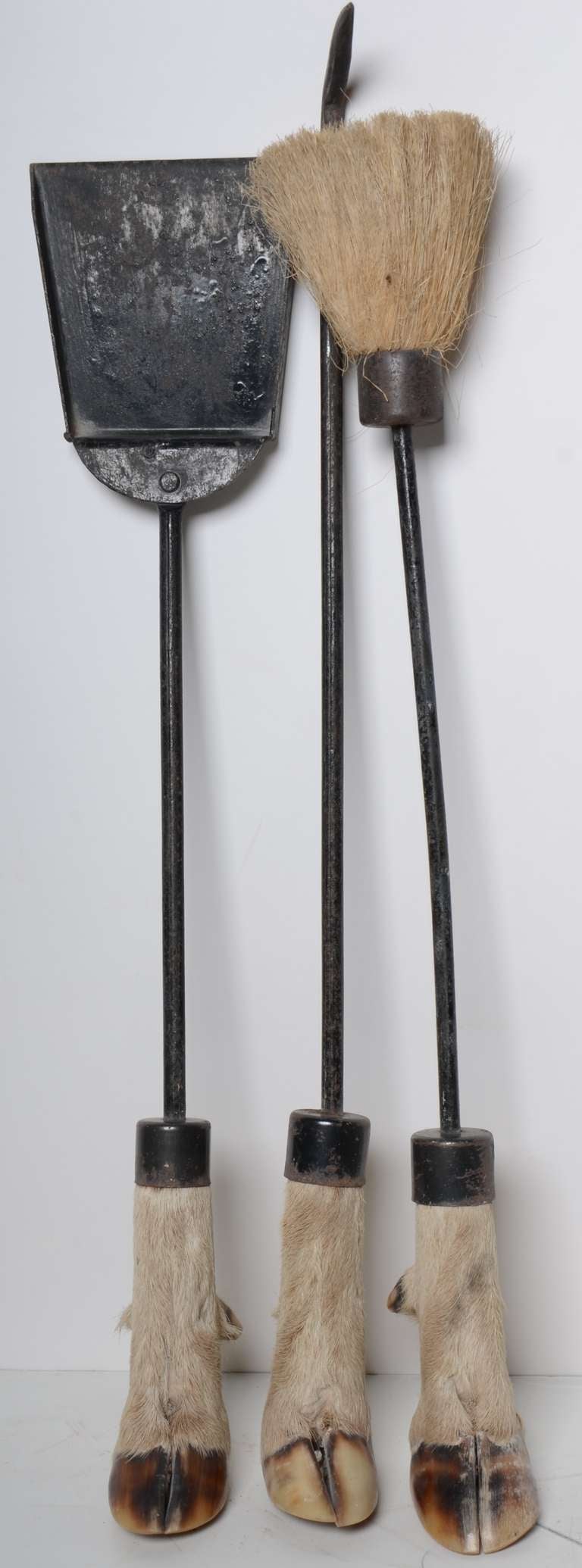 Very decorative set of 19th century fire tools, the  handle is made from dear hooves.

Perfect condition.