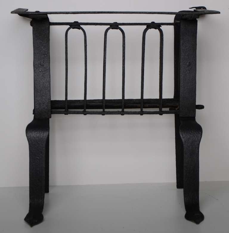 17th c. Small Wrought Iron Fire Grate In Good Condition For Sale In Haarlem, Noord-Holland