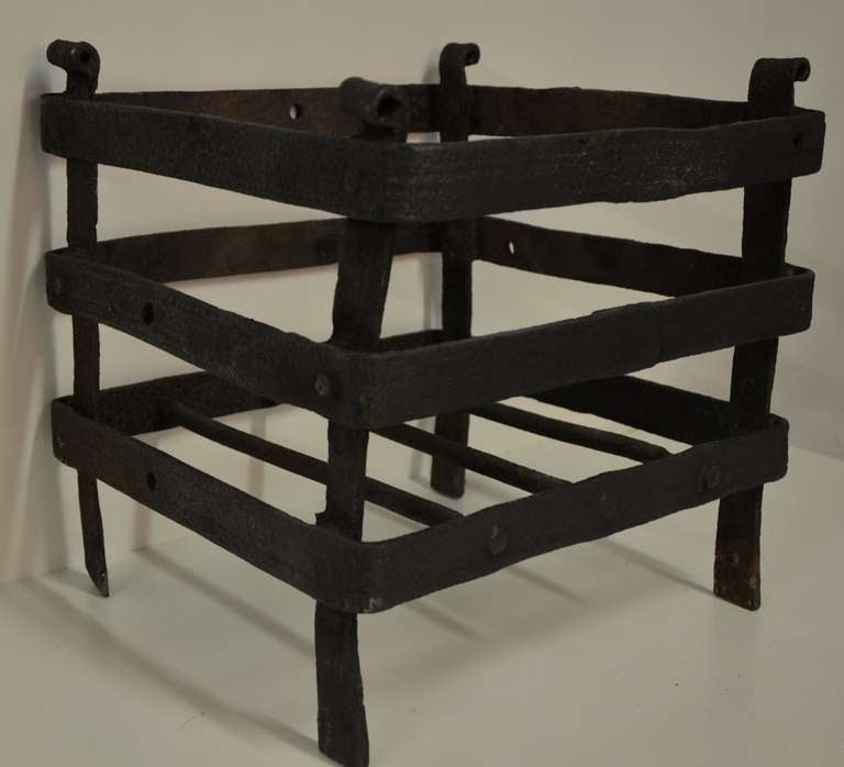 17th c. Square Gothic Fire Grate In Excellent Condition For Sale In Haarlem, Noord-Holland