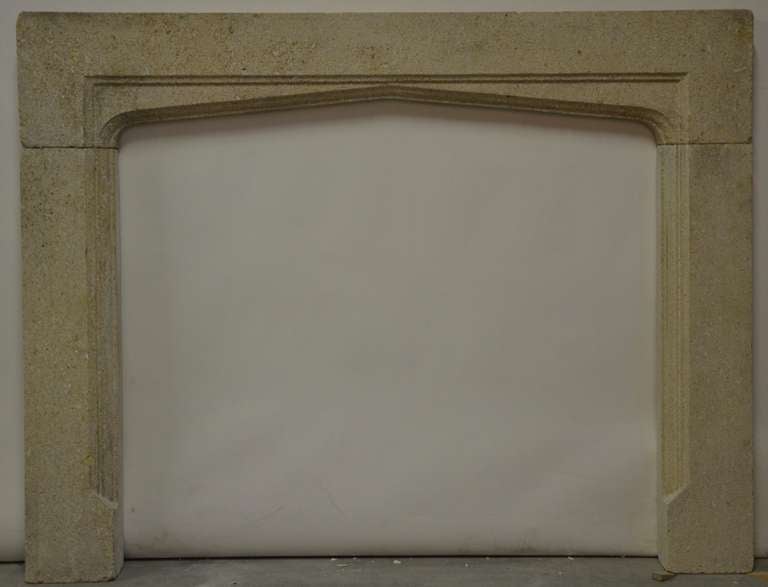 Limestone fireplace, attractively shaped mouldings.

.Opening measurements : 38.5 x 43.3 inch (height x width)