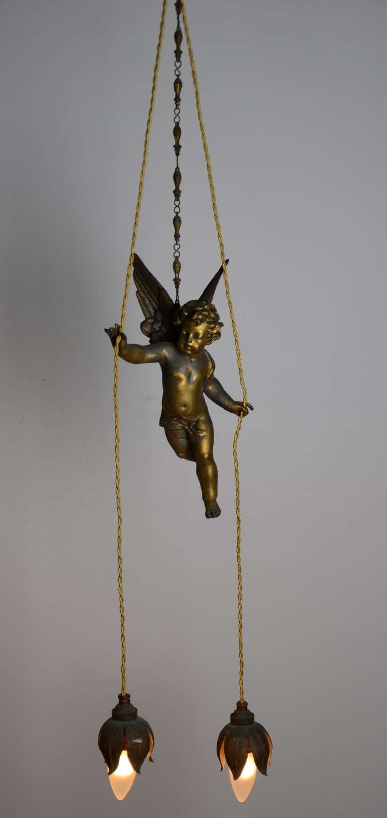 19th Century French Gilded Flying Putti Holding Flower Lamps In Excellent Condition In Haarlem, Noord-Holland