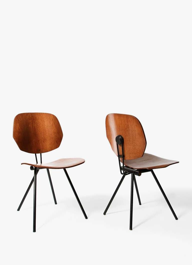 Pair of iconic folding chairs in bent laminated wood, produced by Tecno.