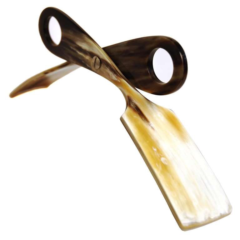 This serving scissors was designed by Carl Aubock and made by Aubock workshops in Austria around 1960. It is made of horn. Very good condition because this piece was never in use.