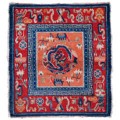 Ancien tapis tibétain ancien avec dessus de selle à motif de dragon