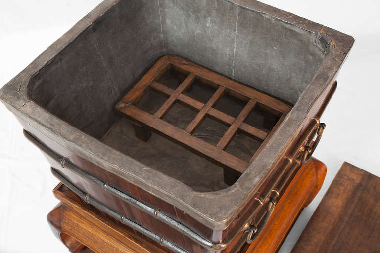 Late Ming / Early Qing Dynasty Chinese Blackwood Walnut Ice Box In Good Condition For Sale In Seeshaupt, DE