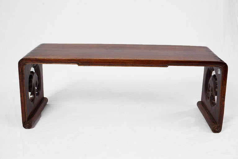 Rare Antique Qing Dynasty Chinese Walnut Low Scroll Kang Table In Excellent Condition For Sale In Seeshaupt, DE