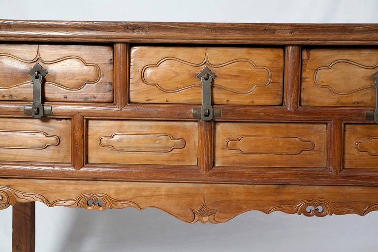 Elegant Chinese 18th Century Elmwood Coffer Sideboard With Drawers Ma Weidu In Excellent Condition For Sale In Seeshaupt, DE