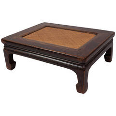Élégante table basse chinoise d'antiquités en bois d'orme avec plateau en rotin souple
