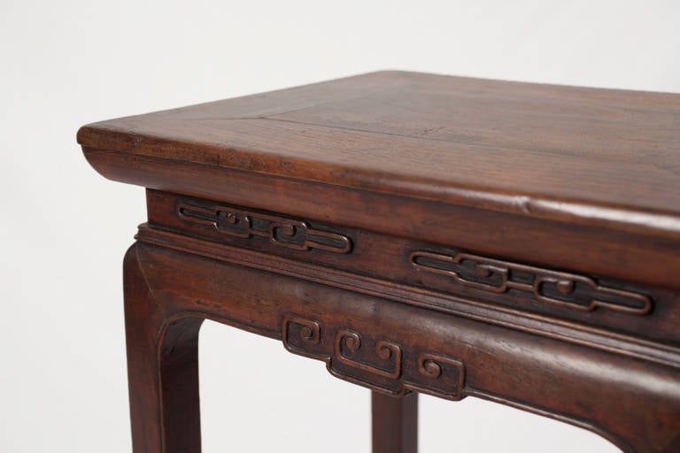 Chinois Ancienne table d'appoint chinoise en bois de noyer avec support de fleur en vente