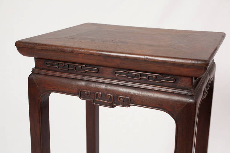 Ancienne table d'appoint chinoise en bois de noyer avec support de fleur Excellent état - En vente à Seeshaupt, DE