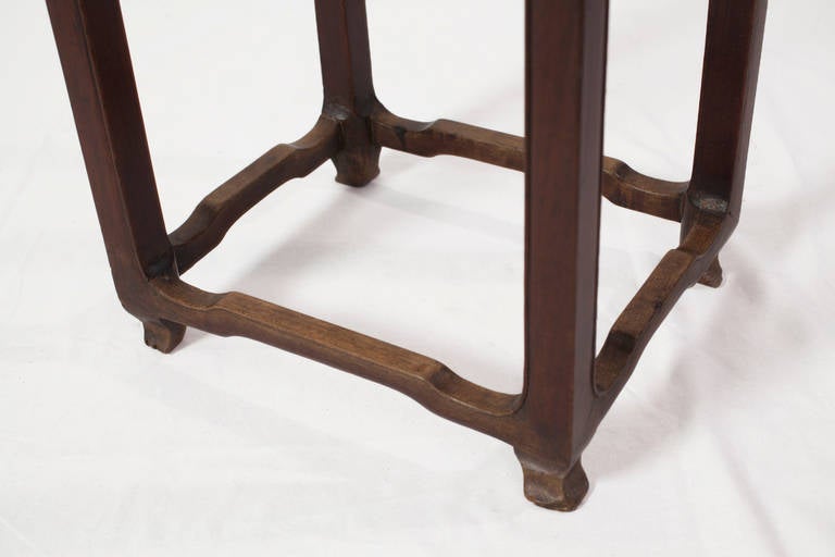 Ancienne table d'appoint chinoise en bois de noyer avec support de fleur en vente 1