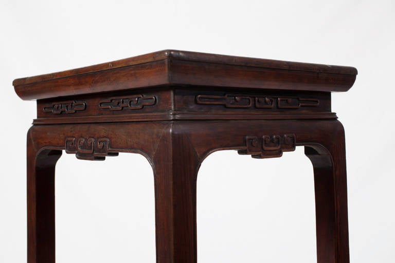 XIXe siècle Ancienne table d'appoint chinoise en bois de noyer avec support de fleur en vente