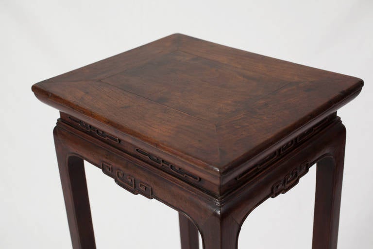 Noyer Ancienne table d'appoint chinoise en bois de noyer avec support de fleur en vente