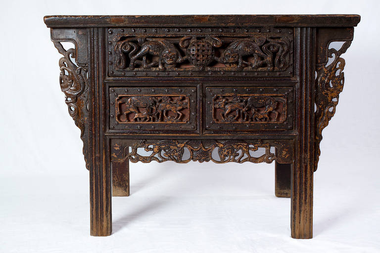 Beautifully Carved Chinese 16th-17th Century Ming Dynasty Chest of Drawers In Excellent Condition For Sale In Seeshaupt, DE