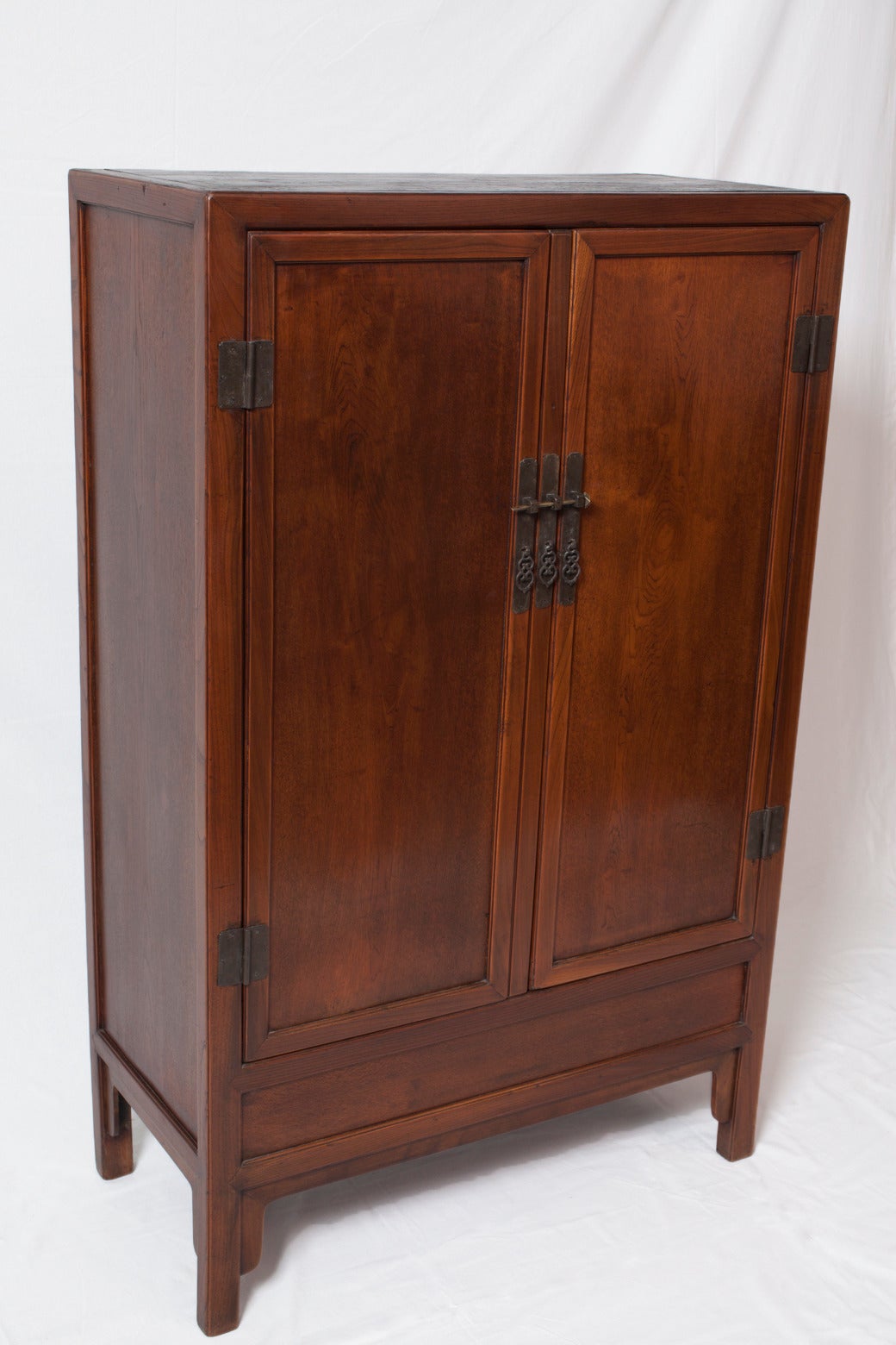 Minimalist Classical Antique Chinese Elmwood Cabinet from Suzhou Qing Dynasty In Excellent Condition In Seeshaupt, DE