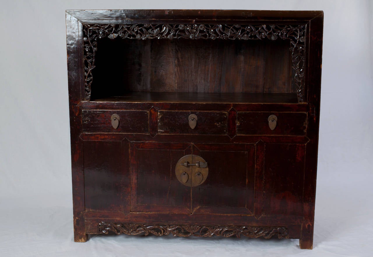 Charming antique Chinese Elm Wood Low Kang Cabinet with Carving In Excellent Condition For Sale In Seeshaupt, DE