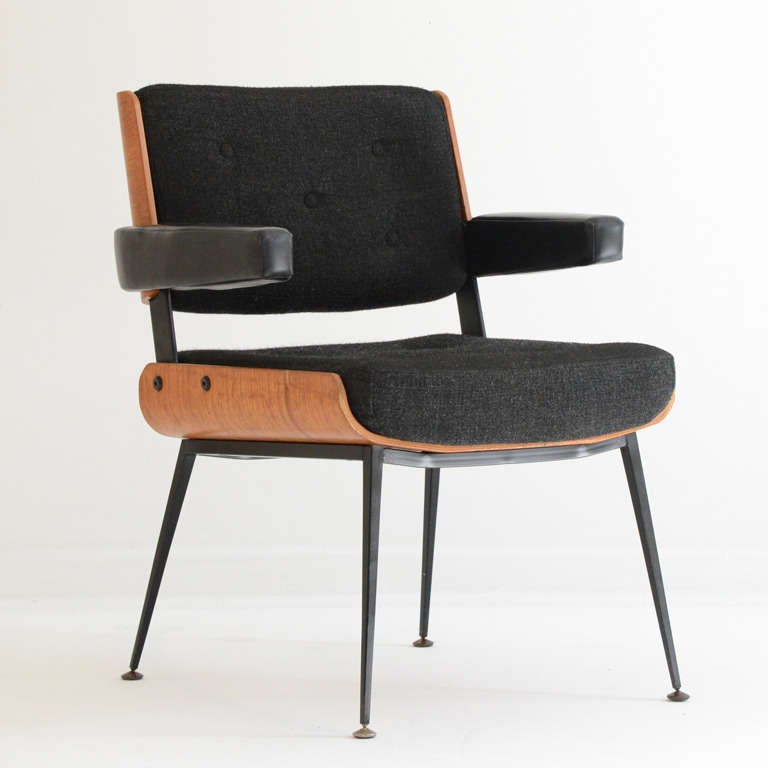 Beau fauteuil d'Alain Richard avec tissu de laine original.