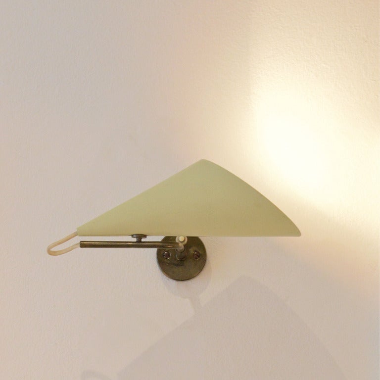 very special sconce by Giuseppe Ostuni for O-Luce .
This lamp was featured in Roberto Aloi's book 