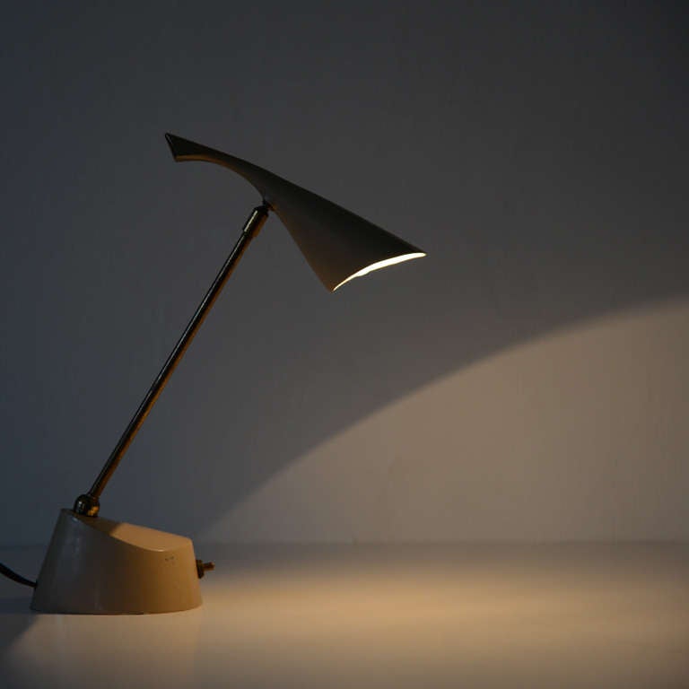 Mid-Century Modern Petite Table Lamp by Laurel For Sale