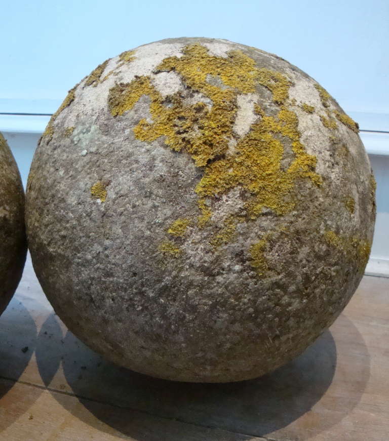A Pair of 19th Century Stone Balls In Good Condition In London, GB