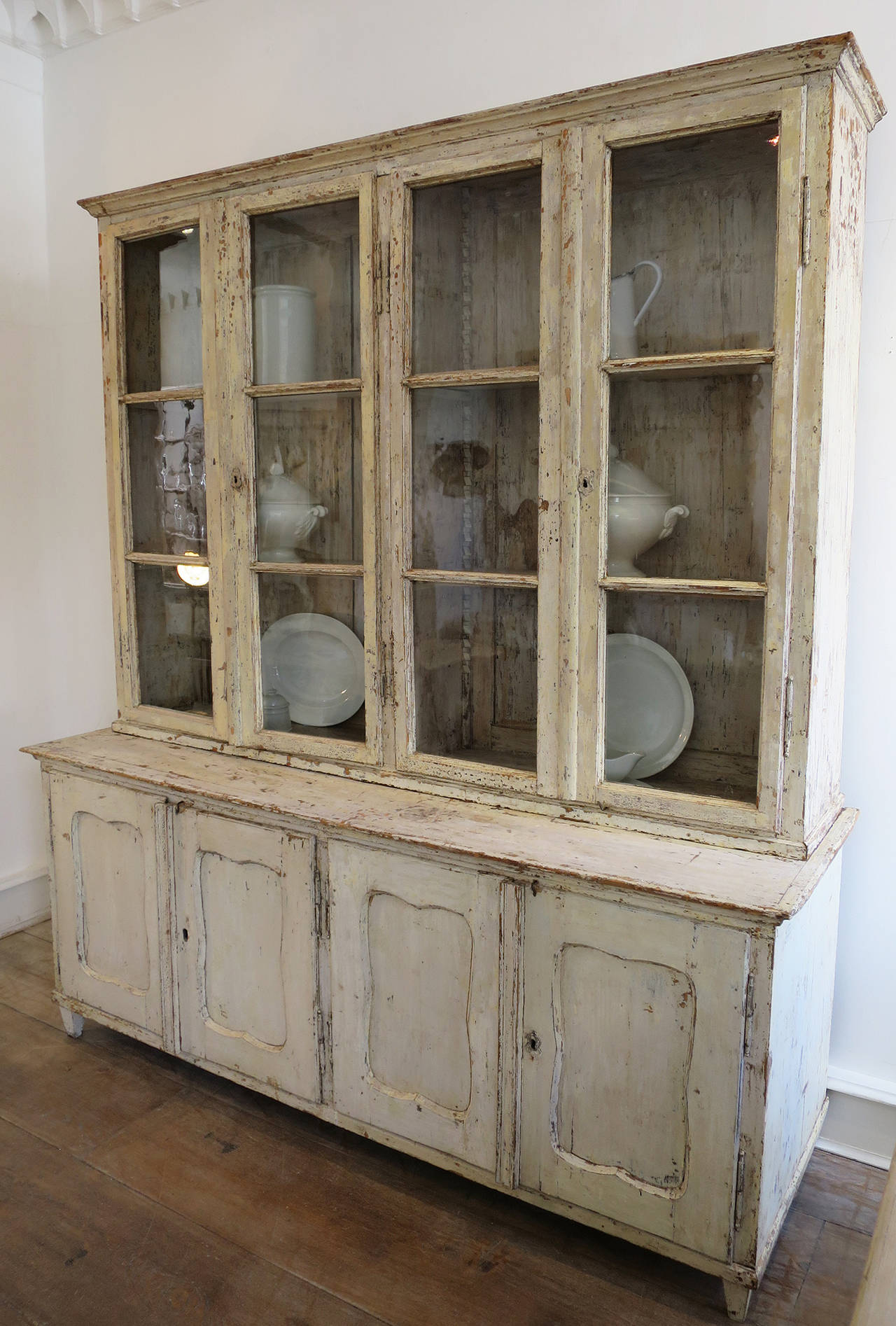 18th Century French Cream Dresser In Good Condition For Sale In London, GB