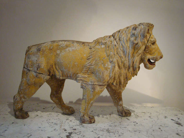 Lion italien du XVIIIe siècle en bois sculpté à la main, de bonne taille et de bonnes proportions. Cette pièce aurait fait partie de la décoration intérieure d'une villa italienne.