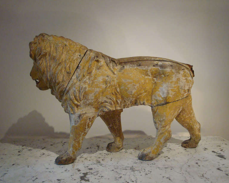 italien Lion en bois sculpté antique du 18e siècle en vente