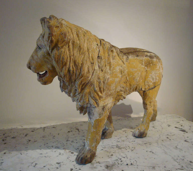 Lion en bois sculpté antique du 18e siècle Abîmé - En vente à London, GB