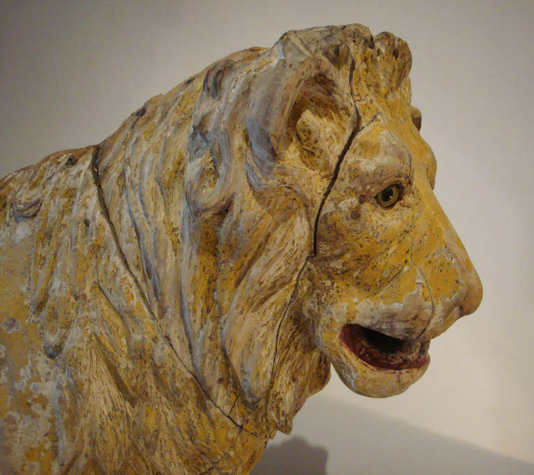 XVIIIe siècle et antérieur Lion en bois sculpté antique du 18e siècle en vente