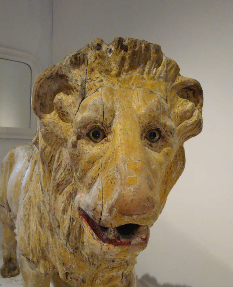 Lion en bois sculpté antique du 18e siècle en vente 1