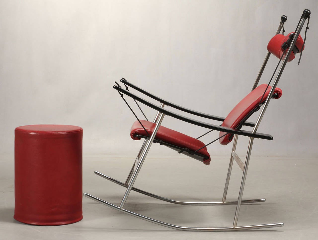 About his Reflex 3, Peter Opsvik said :
'This a highly dynamic Chair where both its curved ( rocker ) and its suspended support areas provide a sitting experience close to a floating sensation.
As natural as your foot follows the rhythm is a