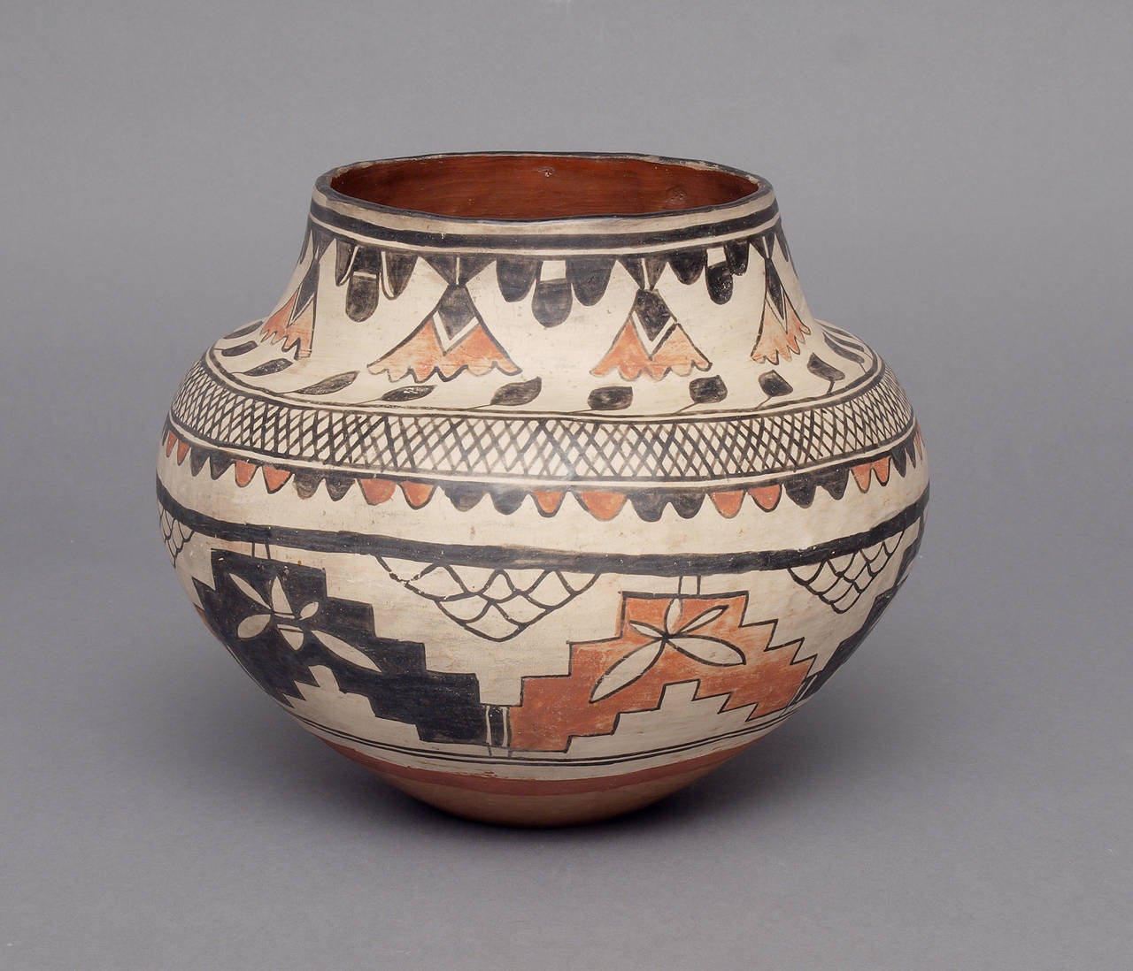 Historic Southwestern Pottery Jar, San Ildefonso circa 1900 In Excellent Condition In Denver, CO