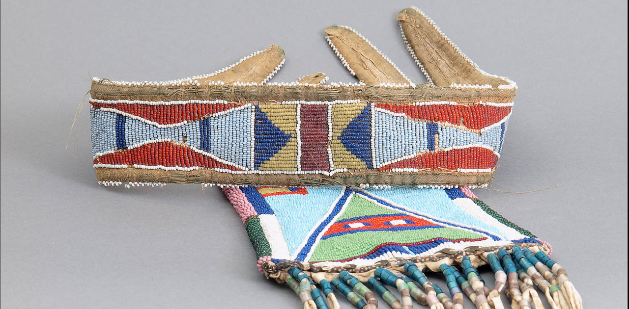 Antique Northern Plains American Indian Mirror Bag, Crow, 19th Century In Excellent Condition In Denver, CO